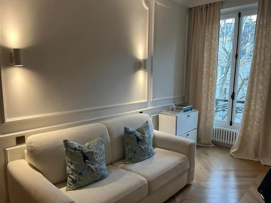 Appart Haussmannien Luxe - 2 Chambres, Champs-Elysees Paris Apartment